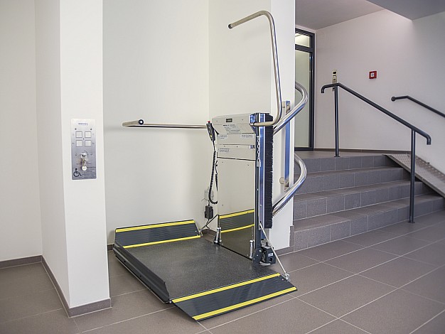 Lehner Stratos nuožulnus platforminis keltuvas  laiptams su posūkiais